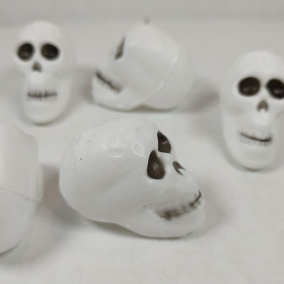 Bag Of 5 Mini Plastic Skulls Halloween Decor Cake Topper Toys Figurines Favors - Picture 4 of 7